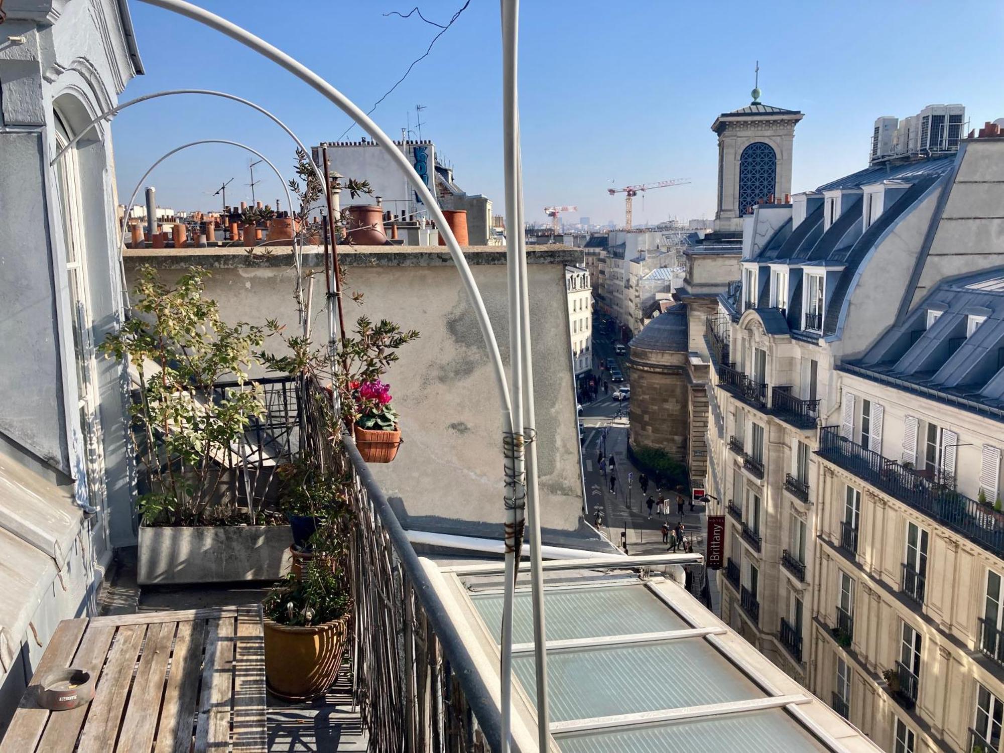 Sous Le Ciel De Paris, Petite Appartamento